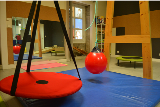 Sala de integração sensorial com baloiço e colchões
