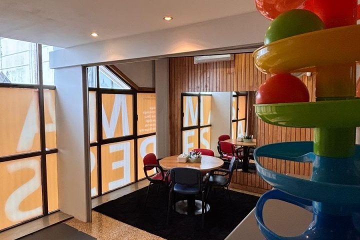 Torre de bolas coloridas, com a sala de atividades ao fundo